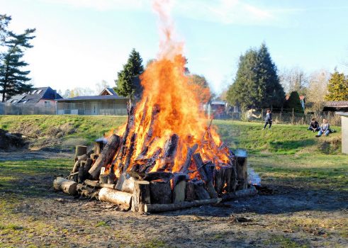 Osterfeuer am Badestrand